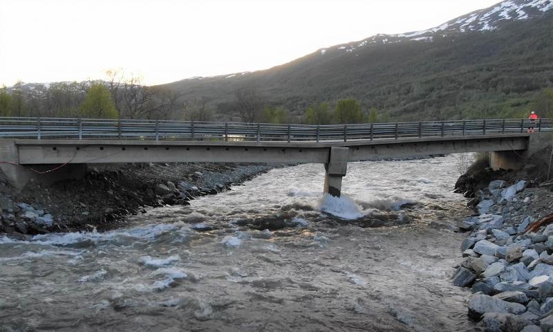 Utfordrende: Badderen bru på E6 i Nord-Troms har fått seg en alvorlig knekk. (Foto: Frode Lyng Hansen, Statens vegvesen)