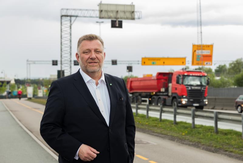 – NLF har lenge krevd at regjeringen setter i gang arbeidet med innføringen av slike regler, også for nasjonal varebiltransport, sier NLF-direktør, Geir A. Mo.