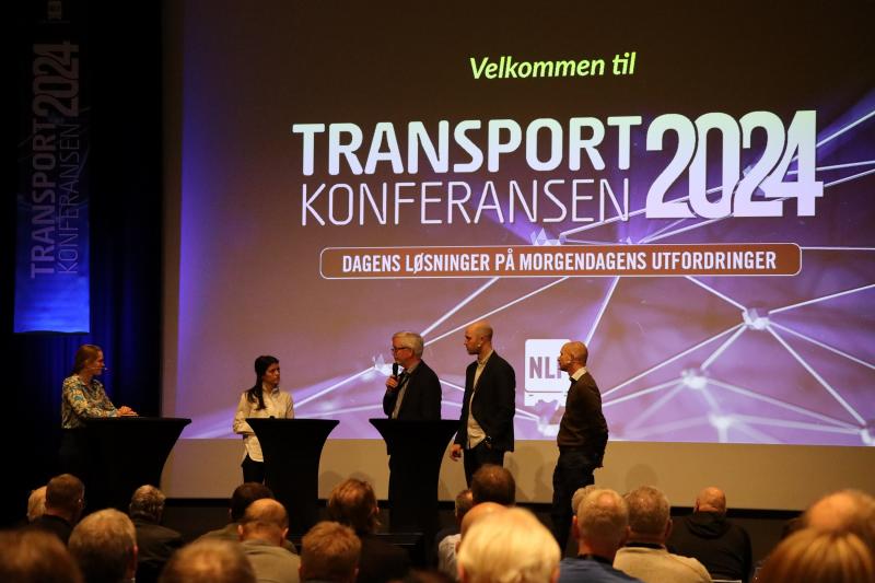 GODT OPPMØTE: Det var mange som tok turen til Gardermoen for å delta på Transportkonferansen. Her debatteres det om det er nok strøm til å elektrifisere tungtransporten. Foto: Elisabeth Nodland