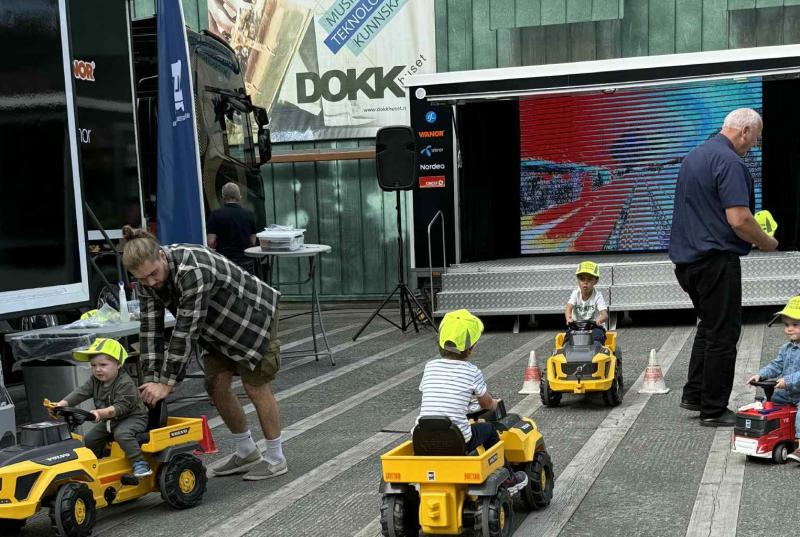 REKRUTTERING: I tillegg til politiske debatter er også Transportturnéen lagt opp til flotte familie dager for å lære barn og voksne om trafikksikkerhet. I tillegg fikk vi kanskje vekket yrkessjåførdrømmen hos noen av barna som fikk en dag fylt med gøy og moro. 