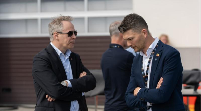 Knut Gravråk, administrerende direktør i NLF har tydeligere krav til samferdselsminister Jon-Ivar Nygård om å få fart på utbygginga av døgnhvileplasser. – NLF har lenge pekt på at det viktigste for våre medlemmer er å kunne parkere for å avvikle den lovpålagte hviletiden, så får lademuligheter komme senere, sier Gravråk. Foto: Jan Egil Sandstad