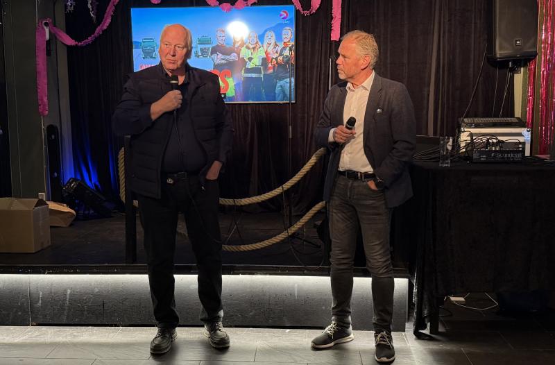 Forbundsleder Tore Velten og markedsdirektør Kjell Olafsrud under premierefesten mandag kveld.