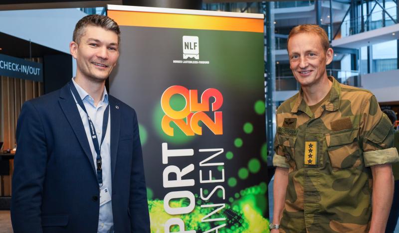 VIKTIG SAMARBEID: NLF har inngått et samarbeid med Forsvaret for å rekruttere de rette kandidatene som skal tilbys tungbilsertifikat under førstegangstjenesten. Dette samarbeidet, sammen med beredskap og transportens rolle i sikkerhetssituasjonen, var temaer som forsvarssjef Eirik Kristoffersen diskuterte under konferansen. Her står han sammen med NLF-direktør Knut Gravråk.