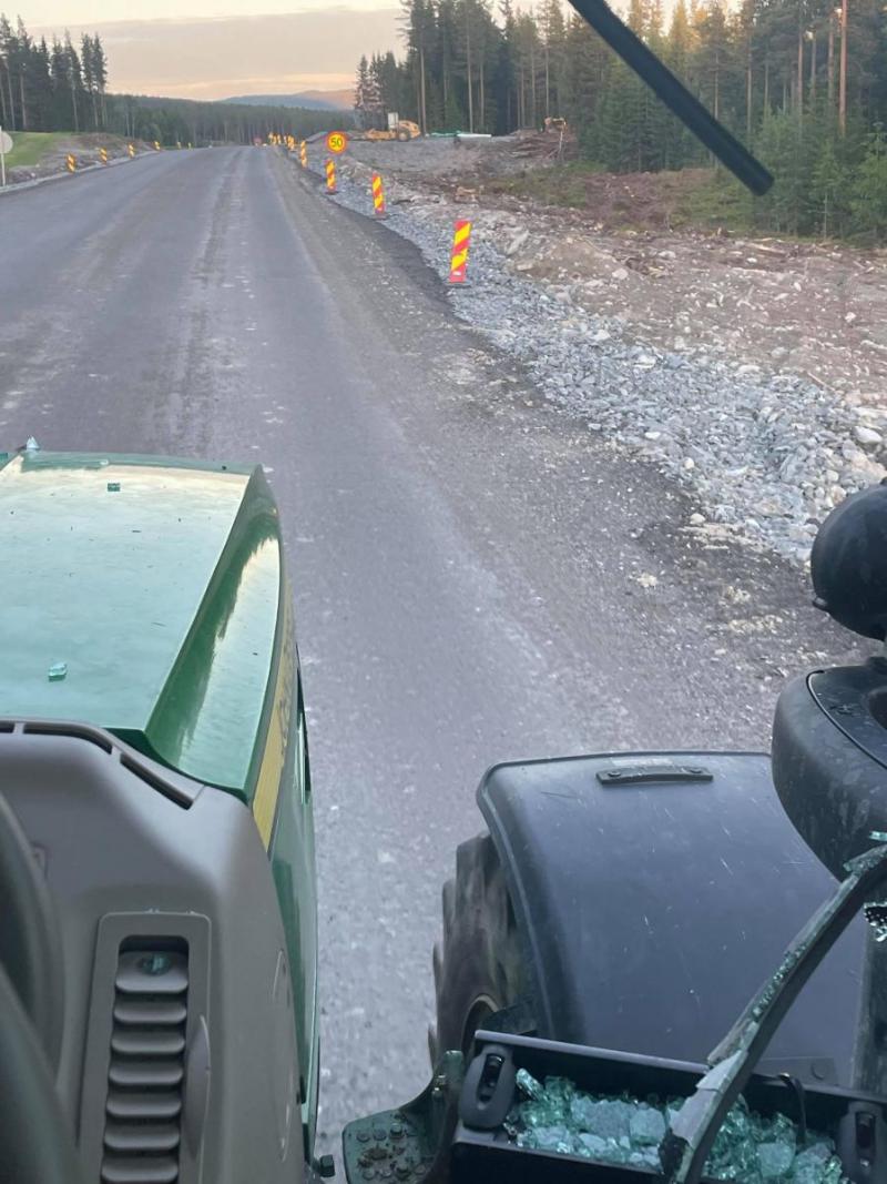 Yrkessjåførene respekterer ikke 50-skiltet. Foto: AN Solvang.