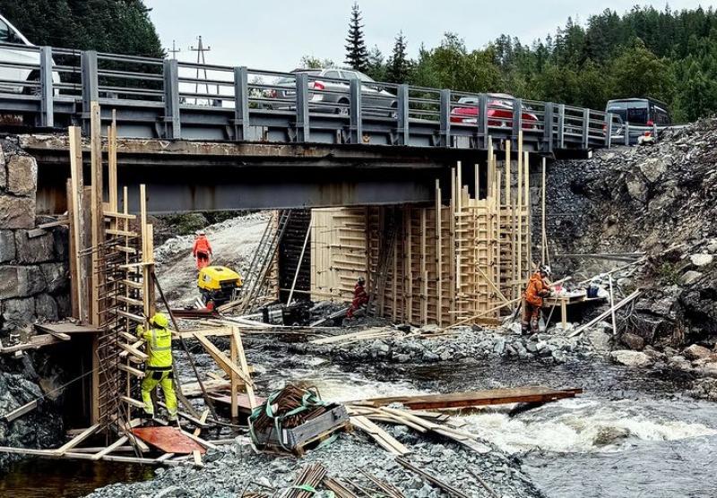Kobbervoll bru på E134 ved Kongsberg snart ferdig. 31. oktober og 3. november stenges veien for rivnings- og monteringsarbeider. Foto: Bjørn Halvor Hegna, Statens vegvesen
