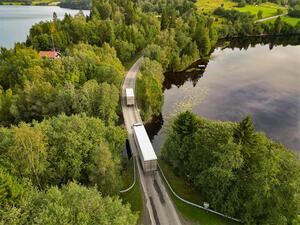 Lastebiler kjører på fylkesveg 6852 ved Hoklingen som er en av omkjøringsvegene. (Foto: Martin Midttømme, Trøndelag fylkeskommune).