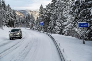   Er det høy risiko for glatt vei, er det lurt å senke farten og beregne ekstra tid på turen. Bård Asle Nordbø Statens vegvesen 