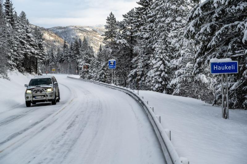   Er det høy risiko for glatt vei, er det lurt å senke farten og beregne ekstra tid på turen. Bård Asle Nordbø Statens vegvesen 