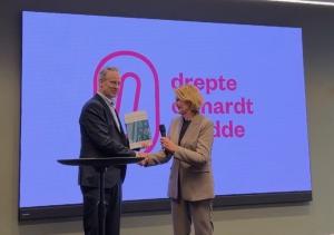 Vegdirektør Ingrid Dahl Hovland overrekker tiltaksplanen for trafikksikkerhet på vei 2026-29 til samferdselsminister Jon-Ivar Nygård. Ingvild Ryengen Bjerke, Statens vegvesen