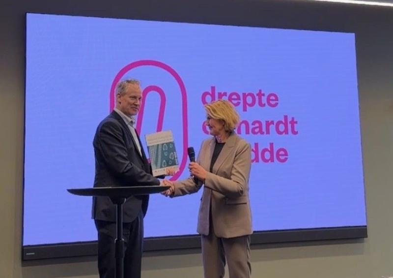 Vegdirektør Ingrid Dahl Hovland overrekker tiltaksplanen for trafikksikkerhet på vei 2026-29 til samferdselsminister Jon-Ivar Nygård. Ingvild Ryengen Bjerke, Statens vegvesen