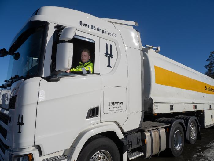 TRIVES: Anders Høyen Muggerud tok kontakt med lokale transportselskaper for å forhøre seg om mulighetene der. Utengen transport var en av disse, og der trives han godt. Foto: Jan Egil Sandstad