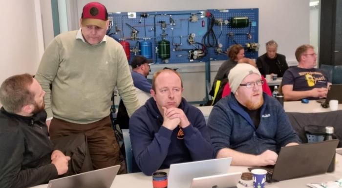 KURS:Guttorm Tysnes, regionsjef i NLF, holdt et fire timers kurs for kommende tungbillærere om hva man kan gjøre om man havner i en alvorlig ulykke.