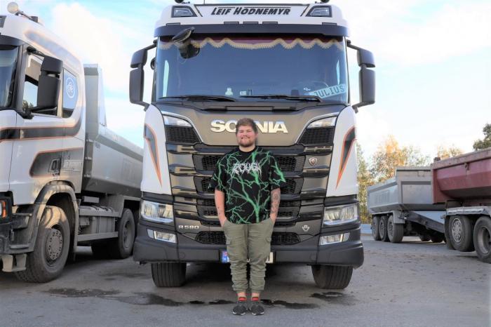 STOLT SJÅFØR: Emil synes det er viktig å jobbe med å rekruttere flere til næringen. Selv er han en stolt yrkessjåfør, som mener man må snakke mer om hvilken samfunnskritisk rolle transportbransjen har.