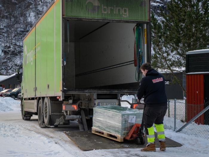 MANGE STOPP: Her leveres kopipapir til en skole. Foto: Jan Egil Sandstad