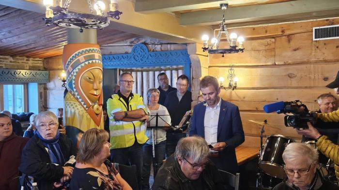 STOR DAG: Det var god stemning da statssekretær Tom Kalsås (AP) sto for den offisielle åpningen. Foto: NLF