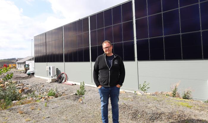 Frode Bjønnes har på rekordtid etablert et av landets mest fremtidsrettede ladeanlegg for tunge kjøretøy. Med en kombinasjon av solceller, batteribank og kraftige hurtigladere skal anlegget både kutte strømprisen og gjøre det enklere å velge grønn transport. Foto: Elisabeth Nodland