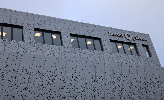 IMPORTØR I SNART 100 ÅR: Bertel O. Steen startet opp den 5. januar 1901 og allerede i 1929 startet de opp med Mercedes-Benz nyttekjøretøy. I sin spede start var de først etablert i Parkveien 27, i Oslo, hvor familien både bodde og drev kontor. I dag ligger hovedkontoret på Lørenskog og totalt har selskapet 2700 ansatte. Foto: Elisabeth Nodland