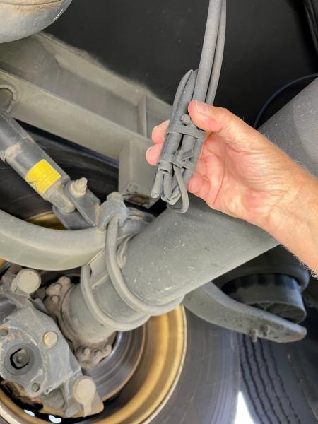 Bremseslanger til bremseklokke var klippet av og festet med strips under tilhenger på det litauiske vogntoget Foto: SVV