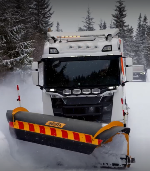 Ikke kjør forbi brøytebilen – det er farlig! (Foto: Statens vegvesen)