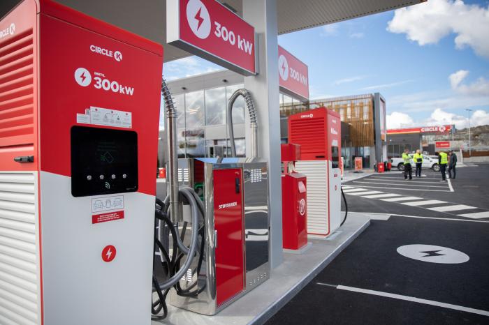 300 KW: Circle K har etablert mange ladestasjoner for personbiler. Foto: Circle K 
