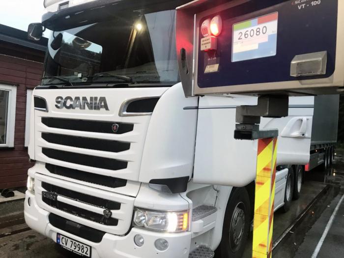 Dan satte spesielt pris på vektene som enkelte kunder har montert ved terminalene. Dette gjør det enda enklere å passe på at lasten er innafor lovverket. Foto: Dan Nordberg