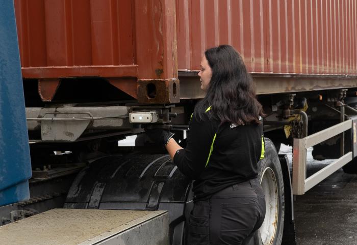 GODT VALG: Allerede i første klasse på videregående bestemte Emma Wennersten seg for å bli yrkessjåfør. Det har hun ikke angret på.  Foto: Jan Egil Sandstad