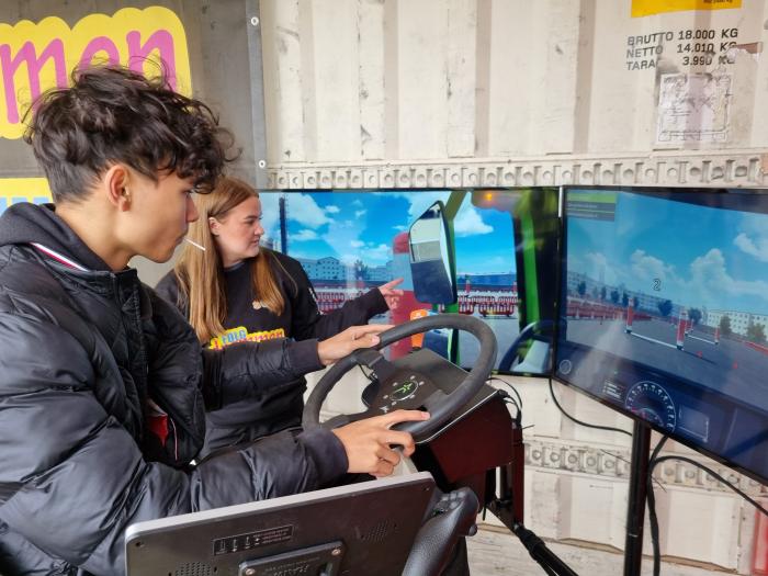 Fra Følg drømmen turnéen i Kirkenes. Populært å prøve lastebilsimulator. Foto: Odd Hugo Pedersen