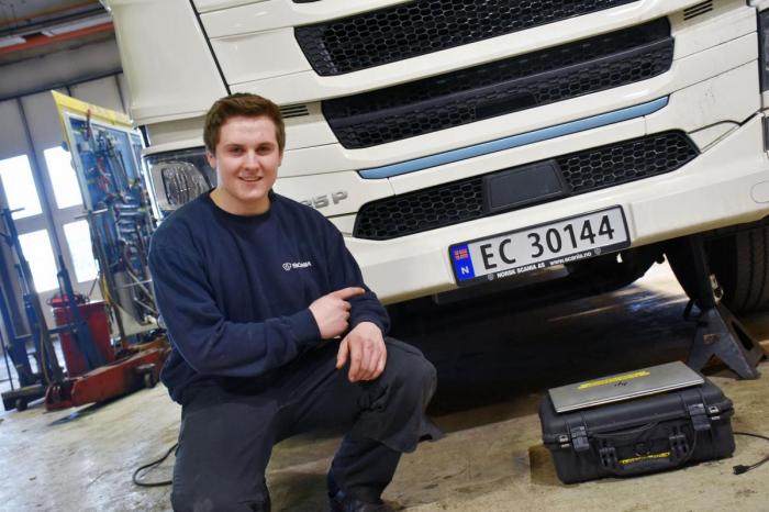 Scania satser som sine konkurrenter på utslippsfrie lastebiler. Dette krever imidlertid en helt ny infrastruktur for service og vedlikehold, samt kursing og opplæring. Dette er noe den nye generasjonen lastebilmekanikere, deriblant Hein Høljeneset, etter hvert vil bli eksperter på. Foto: Stein Inge Stølen