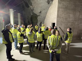 Visning ved det ene bassenget i tunnelen