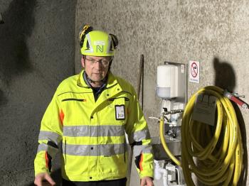 Lars Erik viser frem bassenget i tunnelen