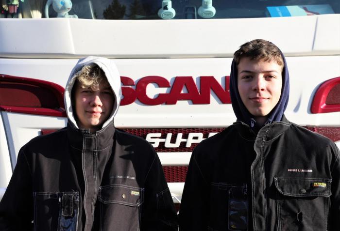F.v: Sondre og Håvard er tiendeklassinger som snart skal velge videreutdanning. Begge satt pris på å få mer info om den viktige transportnæringen. Foto: André Kjernsli