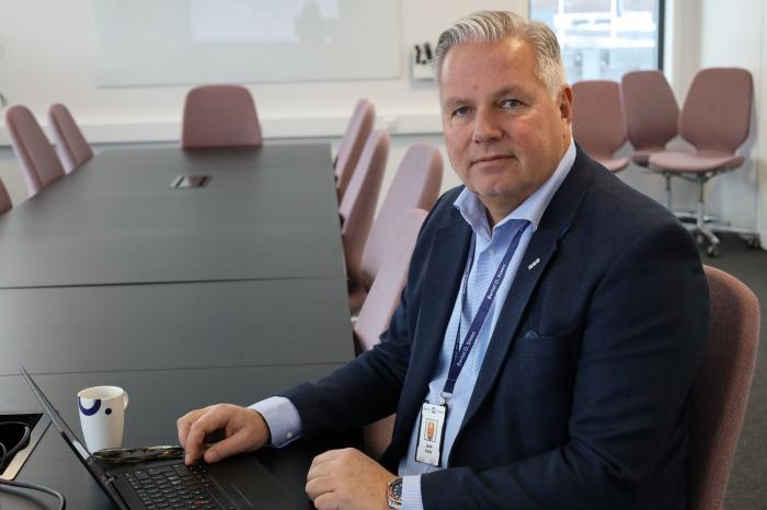 LANG FARTSTID I BRANSJEN: Jarle Viuls har i hele sitt yrkesaktive liv vært i Bertel O. Steen. Der har han gått gradene fra å være læregutt på verkstedet til å sitte i konsernledelsen.  Nå går han inn i sitt 44. år i bedriften. Foto: Elisabeth Nodland