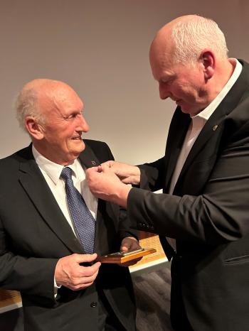 Ivar Bekkevold mottok 50-årsplakett og merke