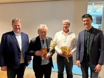 Tor Aamodt mottok utmerkelse for 60-års medlemskap. Vidar Sand har bidratt i 40 år. Nicolai Jakhelln t.v og NLF-direktør Knut Gravråd gartulerte