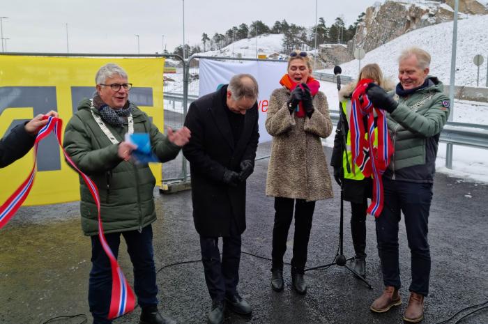 FORNØYDE:  Her slippes jubelen løs av både ordførere og statsråden etter at snoren ble kuttet. Foto: Reidar Retterholt