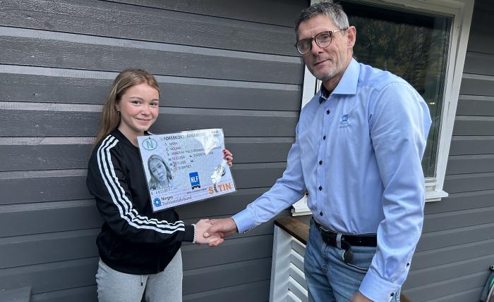 OVERREKKELSE: Det var NLFs rådgiver, Frank Lauritz Jensen, som overrakte premien til Maria. Foto: Privat