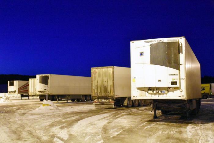 Her er flere traller hensatt av «nasjonale» Girteka-biler og venter på å bli overtatt av andre lastebiler for videre frakt. Foto: Stein Inge Stølen