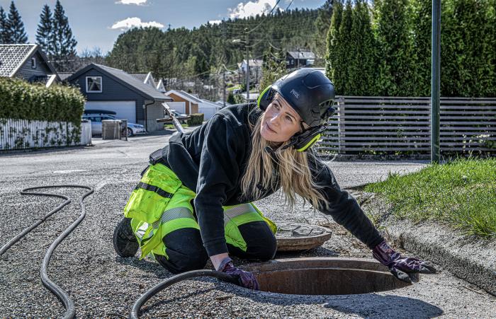 TENKE: – Man får brukt hodet og blir utfordret i hverdagen. Både i kjøring og i jobben som skal gjøres. Det gir meg mye, sier Cathrine Wilhelmsen. 
