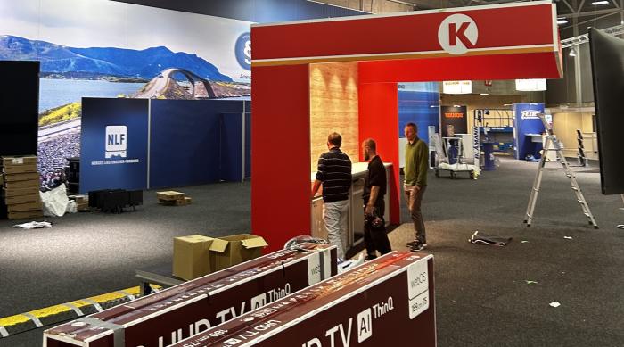STOR STAND: NLF har 700 kvadratmeter til disposisjon på messen. Standen begynner å ta form, og du vil treffe alle NLFs samarbeidspartnere der. Foto: Amalie Vestbø Granheim
