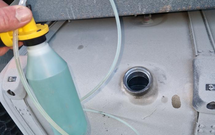 PUMPE: Statens vegvesen pumpet opp diesel fra tanken til lastebilen under kontrollen. Foto: SVV