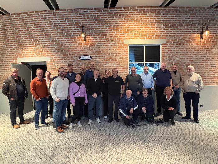 Noen av deltagerne tar en pause i fabrikken