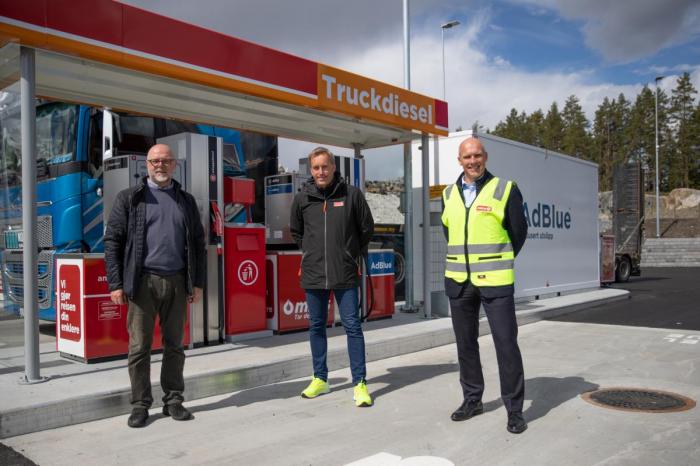 F.v. NLFs Roy N. Wetterstad sammen med Per Åge Utengen Kristiansen og Sverre Rosén fra Circle K. Foto: André Kjernsli